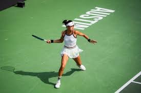 扎金花心理战：如何通过“假装拿不稳筹码”来掩盖你的怪兽牌？（扎金花心理博弈：拿筹码装慌，悄把怪兽牌藏起来）